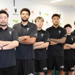 新入団会見に臨んだ（左から）川辺泰三新監督、ヨーリ・チャイルズ、木村圭吾、八村阿蓮、寺園脩斗、笹倉怜寿＝ジーライオンアリーナ神戸