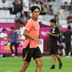 約４カ月ぶりにベンチ入りする武藤。試合前にウオーミングアップした＝１６日午後、ノエビアスタジアム神戸（撮影・斎藤雅志）