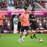 約４カ月ぶりにベンチ入りする武藤。試合前に大迫（左）らとウオーミングアップした＝１６日午後、ノエビアスタジアム神戸（撮影・斎藤雅志）
