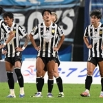 神戸－横浜ＦＣ　横浜ＦＣに０-１で敗れ、肩を落とす大迫（右から２人目）や武藤（左から３人目）ら神戸イレブン（撮影・斎藤雅志）