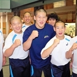 県中学総体の柔道男子団体で前年の雪辱を果たし、頂点に立った小野のメンバー＝姫路市、県立武道館