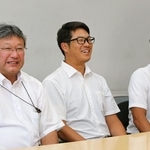 抱負を語る神港学園の（左から）若浦直樹校長、中尾駿佑監督、正木大輔部長＝神戸新聞社（撮影・小西啓介）