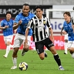 神戸－横浜ＦＣ　後半、ドリブルで突進する武藤＝１６日午後、ノエビアスタジアム神戸（撮影・斎藤雅志）