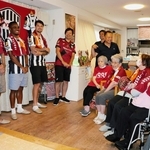 Ｊ１神戸の（左から）エリキ、カエターノ、ジェアンパトリッキ、トゥーレルの訪問に喜ぶ高齢者ら＝神戸市兵庫区、高齢者総合福祉施設オリンピア兵庫