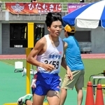 男子２年１５００メートル決勝　大会新記録で優勝した須磨学園の梅田大陸＝三木市、三木総合防災公園陸上競技場