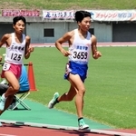 男子２年１５００メートル決勝　大会新記録で優勝した須磨学園の梅田大陸（右）＝三木市、三木総合防災公園陸上競技場