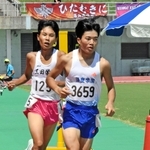 男子２年１５００メートル決勝　大会新記録で優勝した須磨学園の梅田大陸（右）