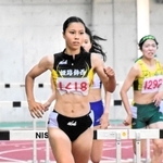 女子２年４００メートル障害決勝　大会新記録で優勝した姫路飾西の家氏美和（手前）＝三木市、三木総合防災公園陸上競技場