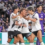 広島－神戸　後半４３分、オウンゴールで先制し、喜び合う神戸イレブン＝エディオンピースウイング広島