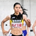 女子２年４００メートル障害決勝　大会新記録で優勝した姫路飾西の家氏美和＝三木市、三木総合防災公園陸上競技場