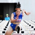 女子１年１００メートル障害決勝　優勝した滝川第二の福田花奏