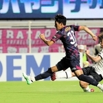 Ｃ大阪-神戸　前半、シュートを放つ神戸・宮代（右）＝ヨドコウ桜スタジアム（撮影・中西幸大）