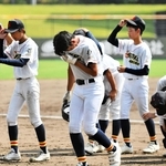 初戦で完封負けし、泣き崩れる神港学園ナイン＝姫路市ウインク球場