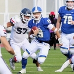 昨年の全日本大学選手権準々決勝の慶大戦で攻め込む関学大のＱＢ星野太（中央）。兄星野秀とのポジション争いにも注目だ＝２０２４年１１月、ユニバー記念競技場