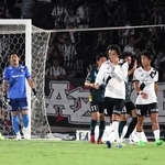 相模原－神戸　前半１５分、先制点を奪われ、うなだれる神戸イレブン＝レモンガススタジアム平塚