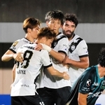 相模原－神戸　前半３０分、頭で同点ゴールを挙げて味方と喜び合う神戸の小松（中央）＝レモンガススタジアム平塚