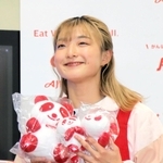 オリジナルグッズを贈られ喜ぶ坂本花織＝大阪市北区、味の素グループ大阪支社