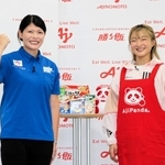 サポートを受ける味の素社員とポーズをとる坂本花織（右）＝大阪市北区、味の素グループ大阪支社