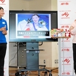 サポートを受ける味の素社員と対談する坂本花織（右）＝大阪市北区、味の素グループ大阪支社