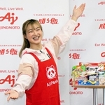 エプロン姿でポーズをとる坂本花織＝大阪市北区、味の素グループ大阪支社