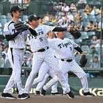 試合前、ファーストピッチセレモニーで登場した大和（左端）や浜中（左から２人目）ら阪神のＯＢ選手２９日午後、西宮市の甲子園球場（撮影・斎藤雅志）