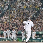 阪神－巨人　５回裏１死満塁、大竹の適時打で三走の大山が生還。１-１と追いつき盛り上がるスタンド＝２９日午後、西宮市の甲子園球場（撮影・斎藤雅志）