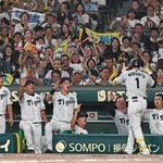 阪神－巨人　８回裏１死、森下が本塁打を放ち沸き立つベンチや観客＝２９日午後、西宮市の甲子園球場（撮影・斎藤雅志）