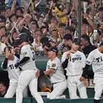 阪神－巨人　５回裏１死満塁、大竹の適時打で三走の大山が生還。１-１と追いつき盛り上がるベンチと観客＝２９日午後、西宮市の甲子園球場（撮影・斎藤雅志）