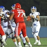 関学大－甲南大　関学大の攻撃をけん引したＱＢ星野秀（右端）＝撮影・丸山桃奈