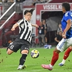 サポーターの拍手を背に古巣の横浜Ｍと戦った神戸の永戸勝也（左）＝８月３０日、ノエビアスタジアム神戸（撮影・風斗雅博）