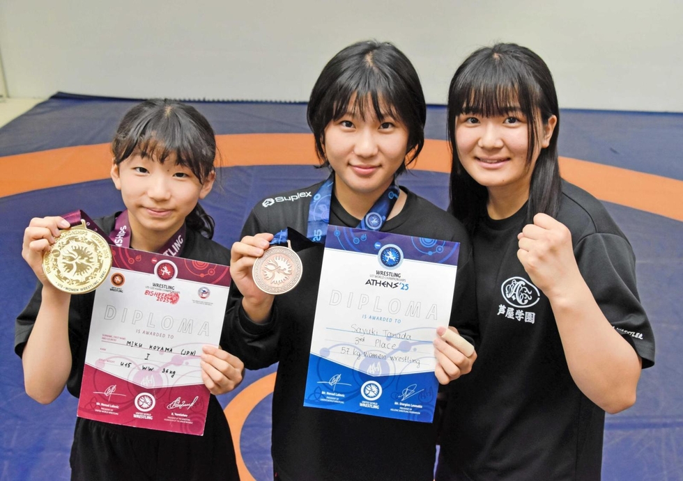 レスリング女子 芦屋学園中高の3選手、初海外で躍進 表彰台、入賞