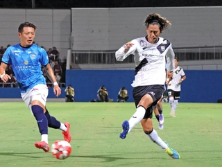 横浜ＦＣ－神戸　前半、左サイドから攻め上がる神戸の汰木（右）＝ニッパツ三ツ沢球技場