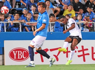 横浜ＦＣ－神戸　前半、浮き球キックでゴールに迫る神戸のジェアンパトリッキ（右）＝ニッパツ三ツ沢球技場