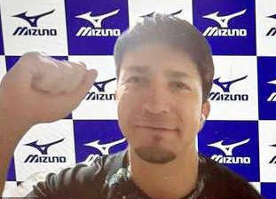 オンライン取材でポーズをとる陸上男子のディーン元気＝３日