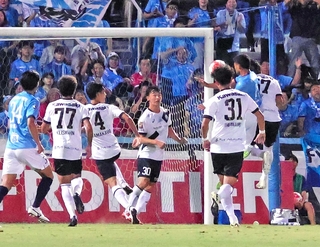 横浜ＦＣ－神戸　後半、ゴール前の混戦で横浜ＦＣに先制点を許す神戸イレブン＝ニッパツ三ツ沢球技場