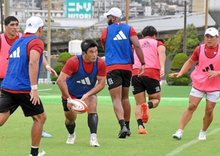 練習でボールを使って体を動かす神戸の具智元（中央）ら＝神戸市東灘区のチームグラウンド