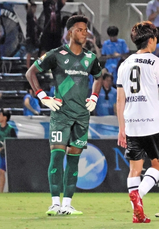 後半に急きょ出場もチームは敗れ、立ち尽くす神戸のオビ（左）＝ニッパツ三ツ沢球技場