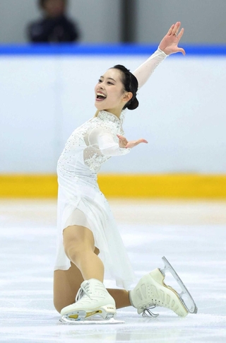 女子ＳＰ　明るい表情でフィニッシュする三宅咲綺（撮影・中田匡峻）