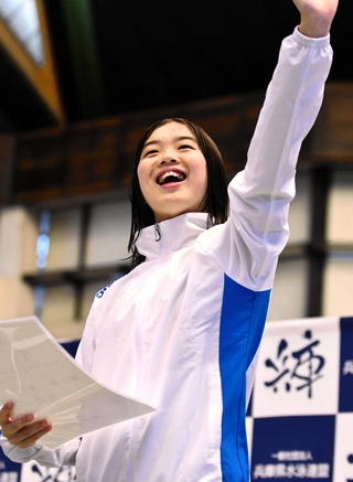 女子50メートルバタフライを制した長谷沙紀