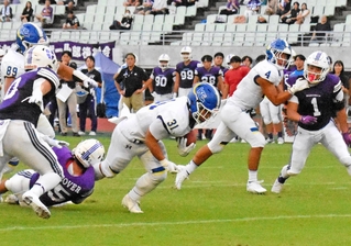同大－関学大　第１クオーター、関学大のＲＢ永井秀（31）がタッチダウンを決め、13-０と突き放す