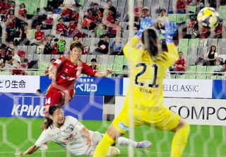 ＩＮＡＣ神戸－Ｃ大阪ヤンマー　後半、この日２点目となるシュートを決めるＩＮＡＣ神戸の水野。４－０とする