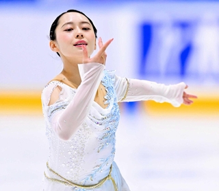 女子フリーで演技する三宅咲綺