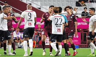 神戸－横浜ＦＣ　前半、神戸のトゥーレル（左から２人目）が退場処分となり、抗議する宮代（右から２人目）ら＝撮影・井川朋宏