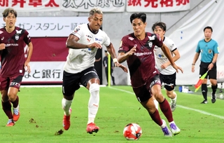 神戸－横浜ＦＣ　前半、左サイドから攻め込む神戸の武藤（中央右）と大迫（左端）＝撮影・井川朋宏
