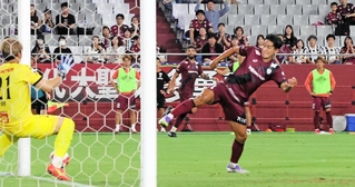 神戸－横浜ＦＣ　前半終盤、神戸は武藤（手前右）のシュートもゴールならず（撮影・井川朋宏）