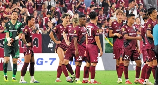 神戸－横浜ＦＣ　４強を逃して肩を落とす神戸の大迫（左から３人目）ら（撮影・井川朋宏）