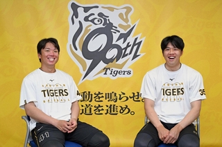 インタビューで互いの健闘をたたえ合う（右から）阪神の才木浩人投手と村上頌樹投手＝西宮市の甲子園球場（撮影・風斗雅博）