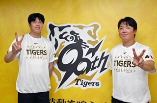 セ・リーグ優勝に貢献した（左から）阪神の才木浩人投手と村上頌樹投手＝西宮市の甲子園球場（撮影・風斗雅博）