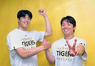 セ・リーグ優勝に貢献した（左から）阪神の才木浩人投手と村上頌樹投手＝西宮市の甲子園球場（撮影・風斗雅博）