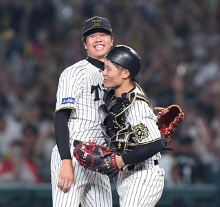 ＤｅＮＡ戦で完封勝利を挙げ、坂本誠志郎捕手（右）と喜び合う才木浩人投手